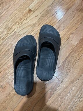 OOFOS Black Slip-On Recovery Slides
